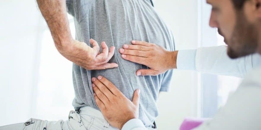 Médico reumatologista observando um paciente com doença reumática